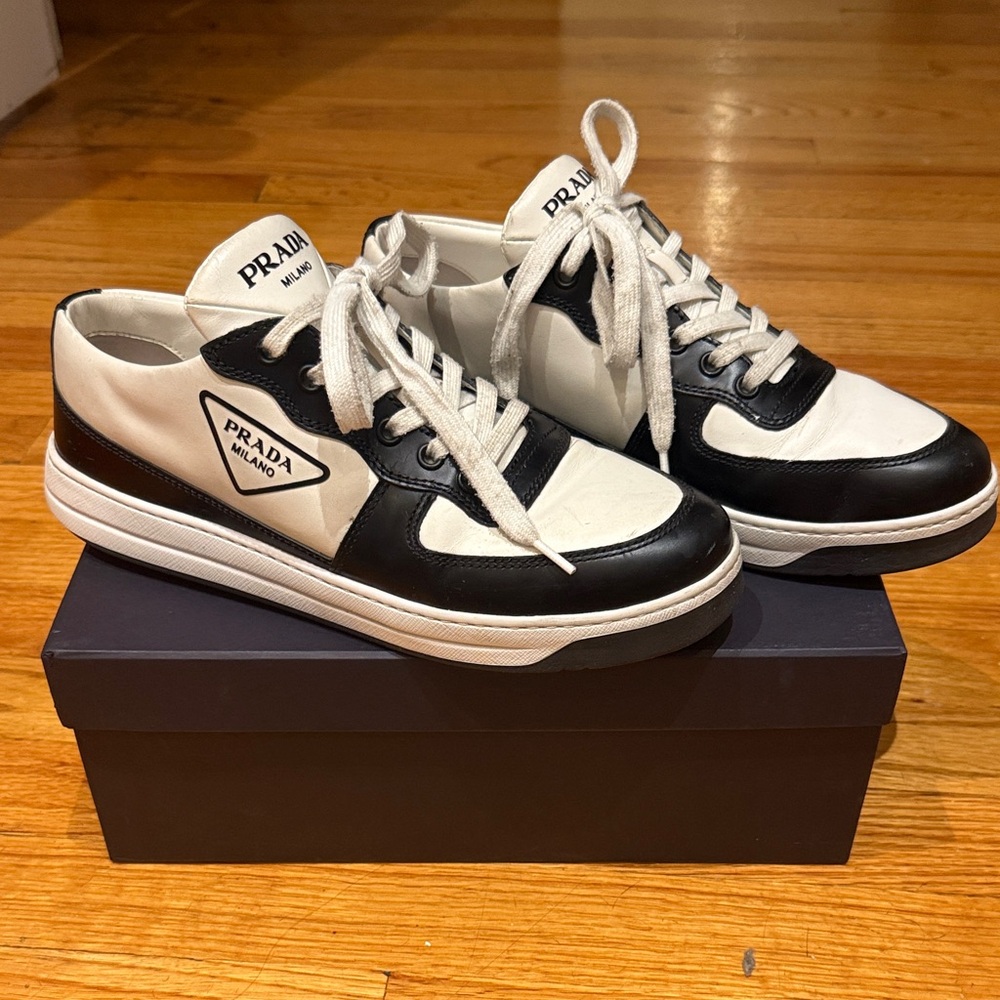 Prada downtown leather sneakers, size 39, black & white